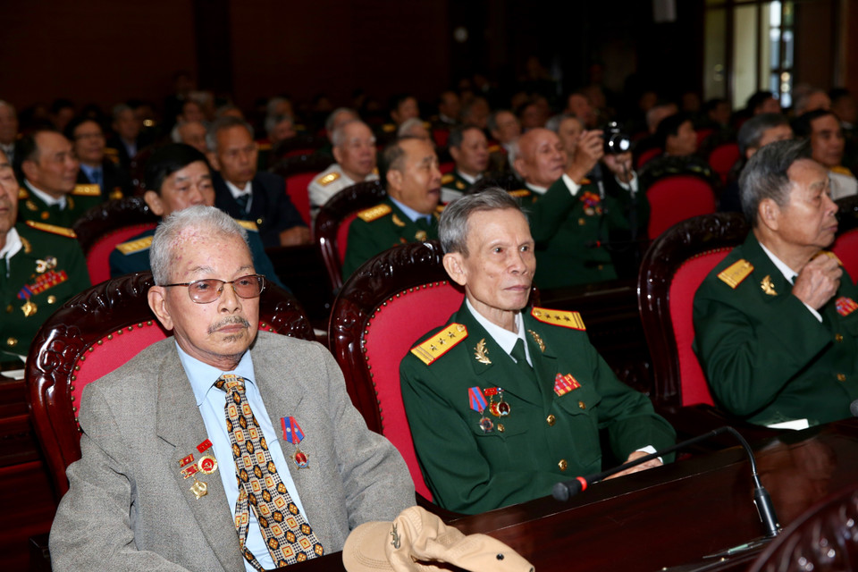 参加纪念典礼的越南援老志愿军和军事专家。越通社记者杨江 摄