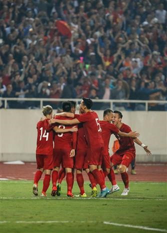 阮进灵与队友庆功。（图自越通社）