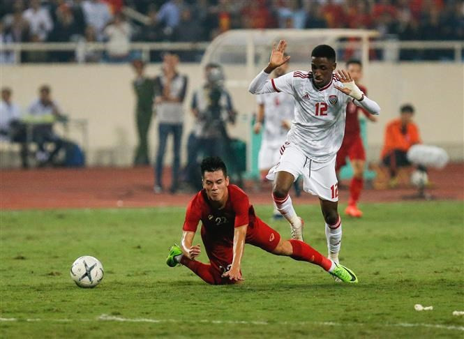 第39分钟，阿联酋球员Khalifa Mubarak Alhammadi对越南球员阮进灵犯规，被红牌罚下场。（图自越通社）