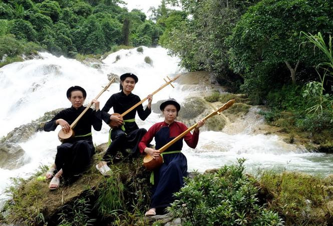 宣光省各县份少数民族同胞都知道天曲艺术类型，其中纳杭、占化两县是天曲摇篮。图自越通社