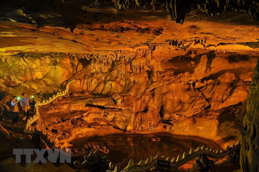 母祀洞里面的仙池。(越通社记者明德 摄)