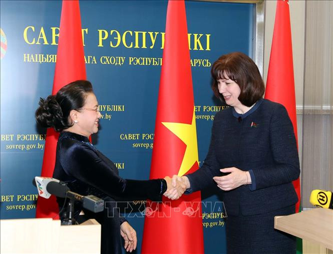 双方向媒体记者通报会谈结果。图自越通社