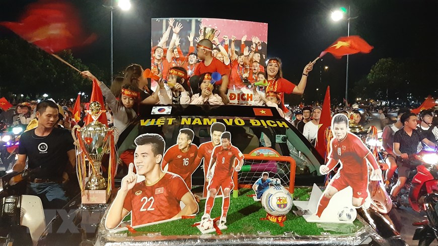 巴地头顿省头顿市庆祝越南男足队的胜利。这一历史性胜利就是越南全国人民、越南各足球俱乐部和越南球迷的胜利。 图自越通社