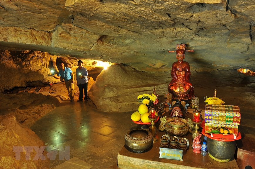 祭台在洞穴里面摆放。(越通社记者明德 摄)