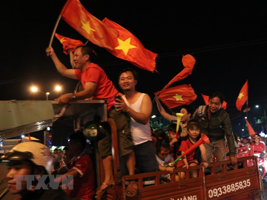 平福省居民欢聚一堂，庆祝越南U22男足队。图自越通社