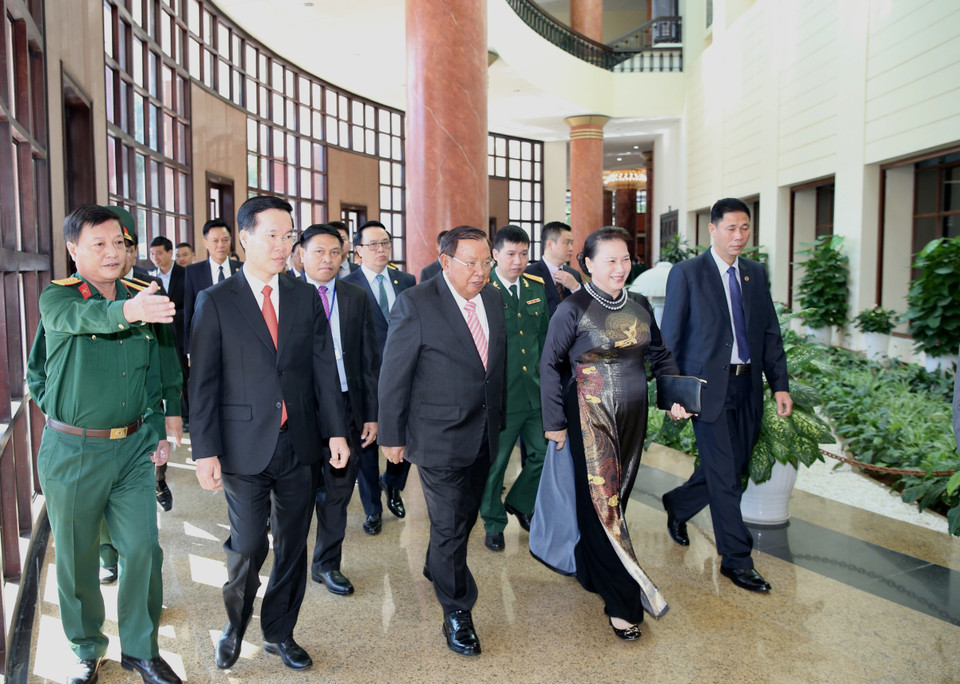 越南国会主席阮氏金银与老挝人民革命党共产党中央总书记、国家主席本扬•沃拉吉共同出席纪念典礼。越通社记者杨江 摄