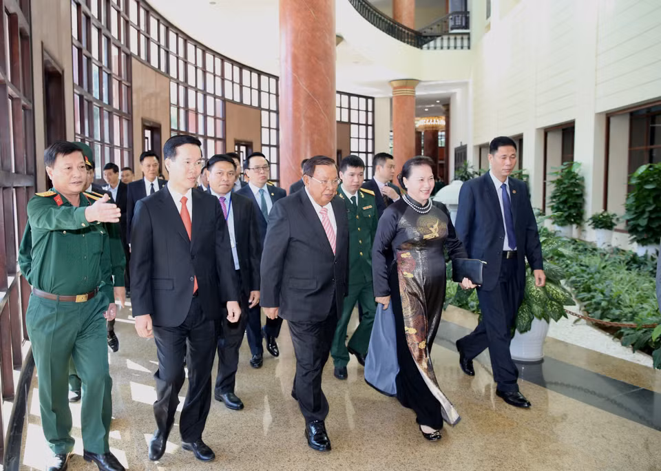 越南国会主席阮氏金银与老挝人民革命党共产党中央总书记、国家主席本扬•沃拉吉共同出席纪念典礼。越通社记者杨江 摄