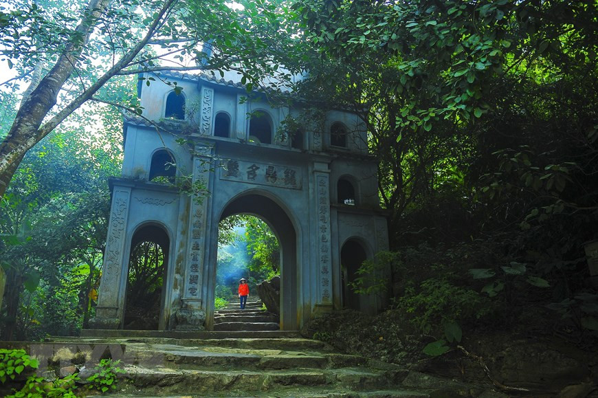 位于宁平省嘉远县嘉生乡的沛顶山上的沛顶古寺具有古老建筑风格和李朝时代的古物。(越通社记者明德 摄)