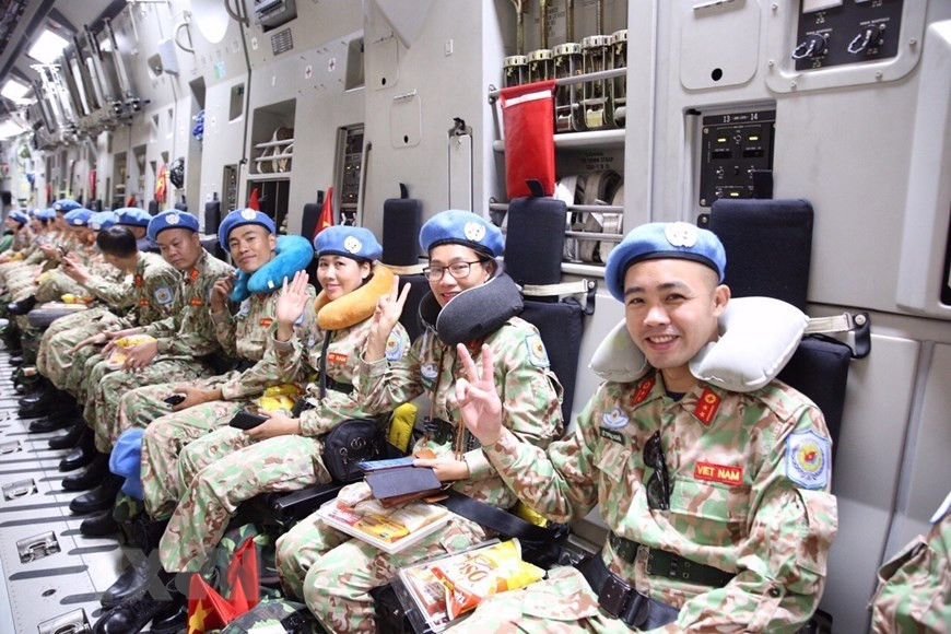 澳大利亚皇家空军C-17环球霸王III运输机继续承载越南二号二级野战医院第二组的干部、人员和设备前往南苏丹执行任务。图自越通社记者杨江 摄