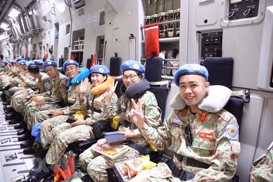 澳大利亚皇家空军C-17环球霸王III运输机继续承载越南二号二级野战医院第二组的干部、人员和设备前往南苏丹执行任务。图自越通社记者杨江 摄
