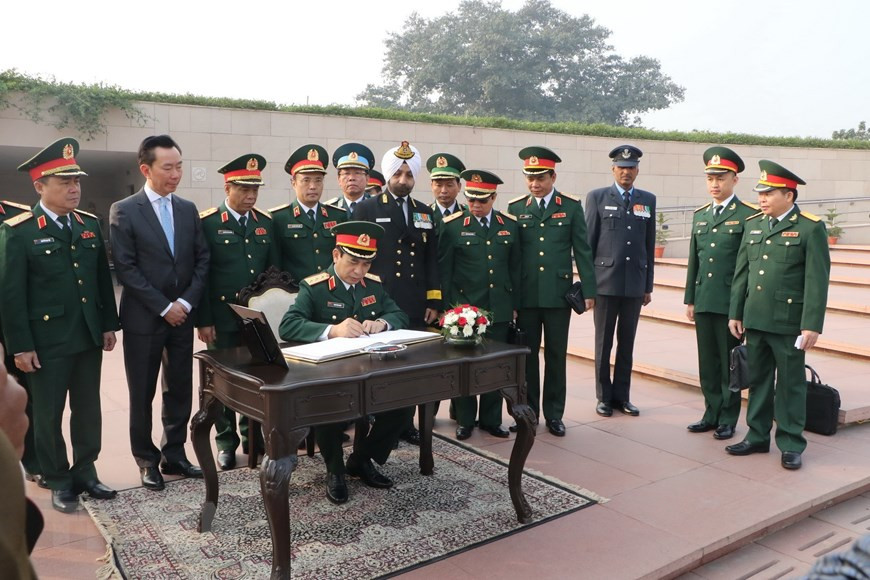 潘文江上将在留言簿上写下自己的感想。图自越通社记者辉黎 摄