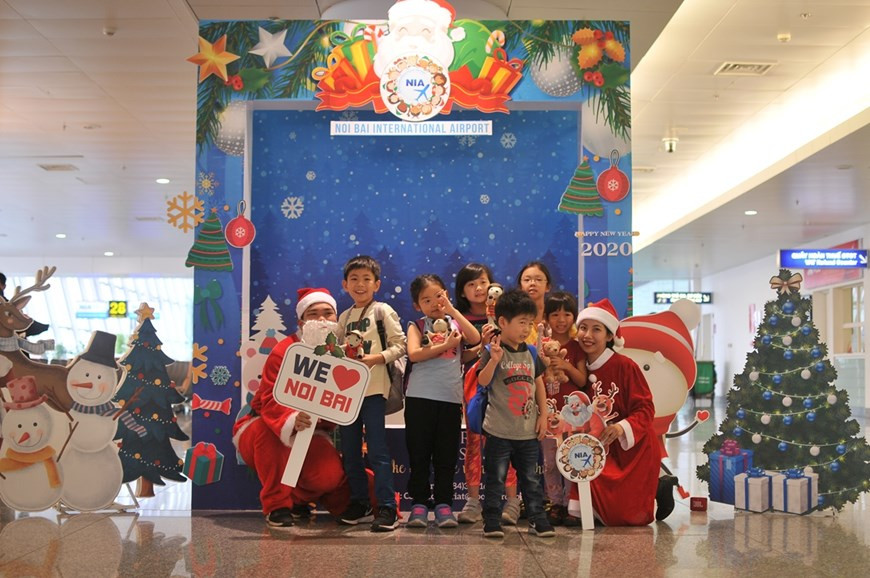 河内内排国际机场干部人员希望乘客都能在越南过上一个温馨的圣诞节。图自越通社