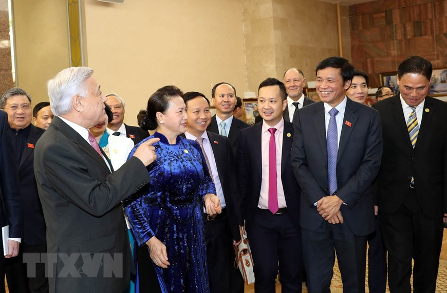 斯鞑靼斯坦共和国国务委员会主席法里德·凯鲁洛维奇向阮氏金银主席一行介绍斯鞑靼斯坦共和国国务委员会总部。图自越通社