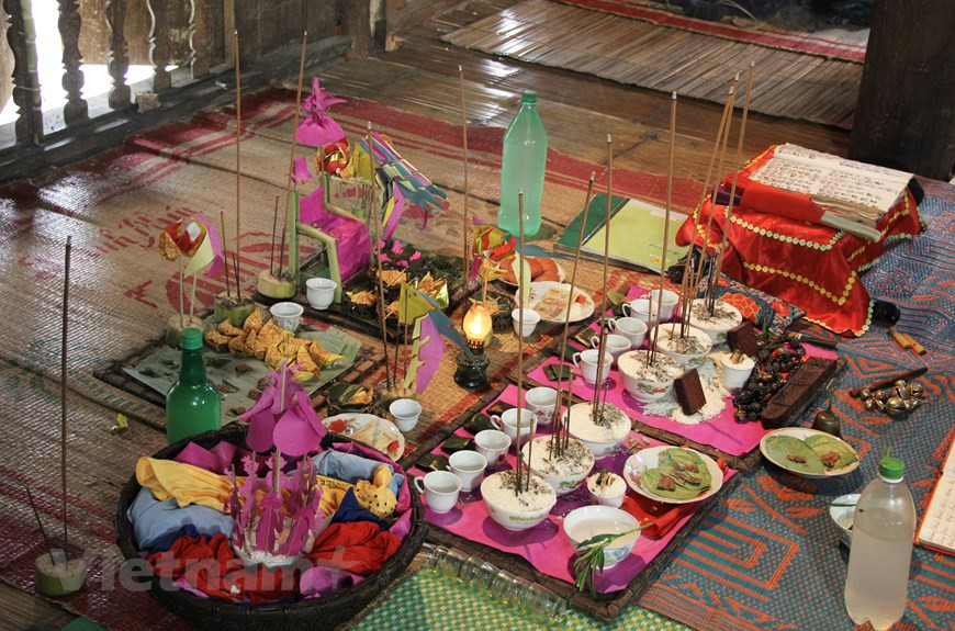 宣光省占化县岱族天曲仪式所具备的供品。图自越通社