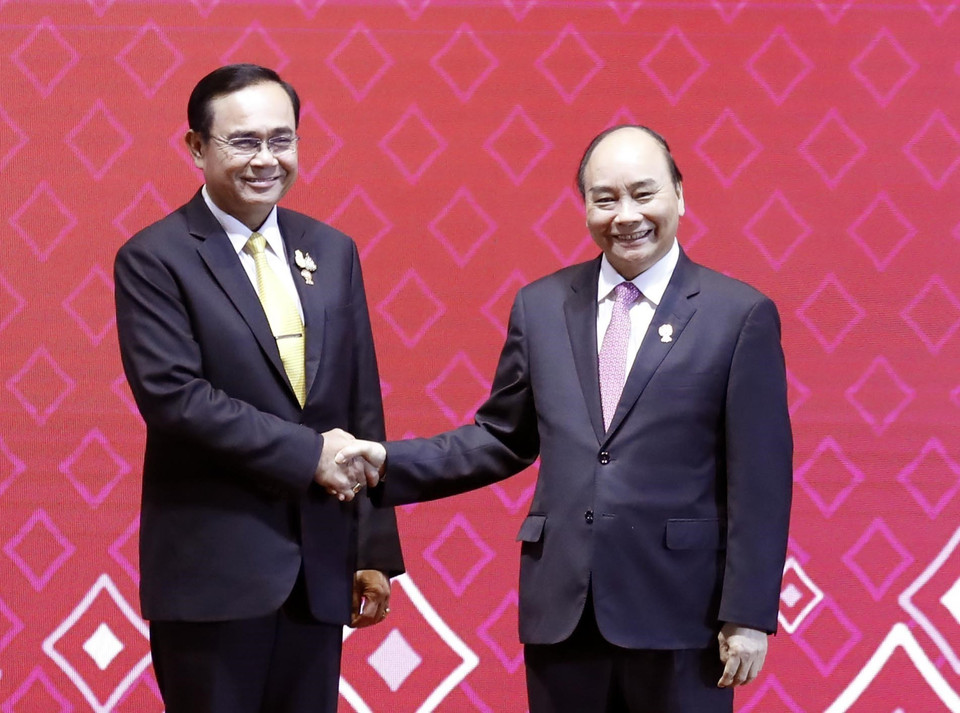 泰国总理巴育与越南政府总理阮春福握手。图自越通社记者 统一摄