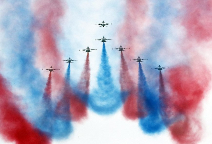 韩国空军黑鹰特技飞行队的表演为韩国举行的韩国-东盟特别峰会庆祝活动的亮点。（图自VCG）