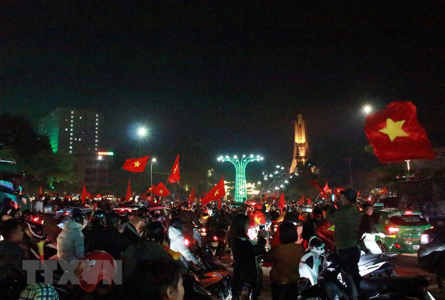 太原球迷拿着国旗涌上街头，金星红旗迎风飘扬。图自越通社