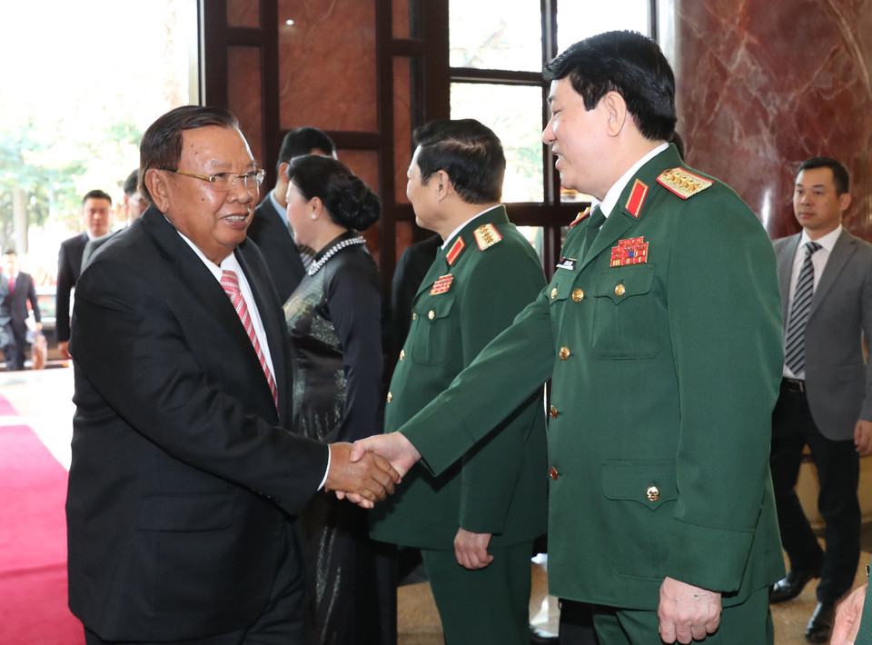越南人民军总政治局主任梁强大将与老挝人民革命党共产党中央总书记、国家主席本扬•沃拉吉握手。越通社记者仲德 摄