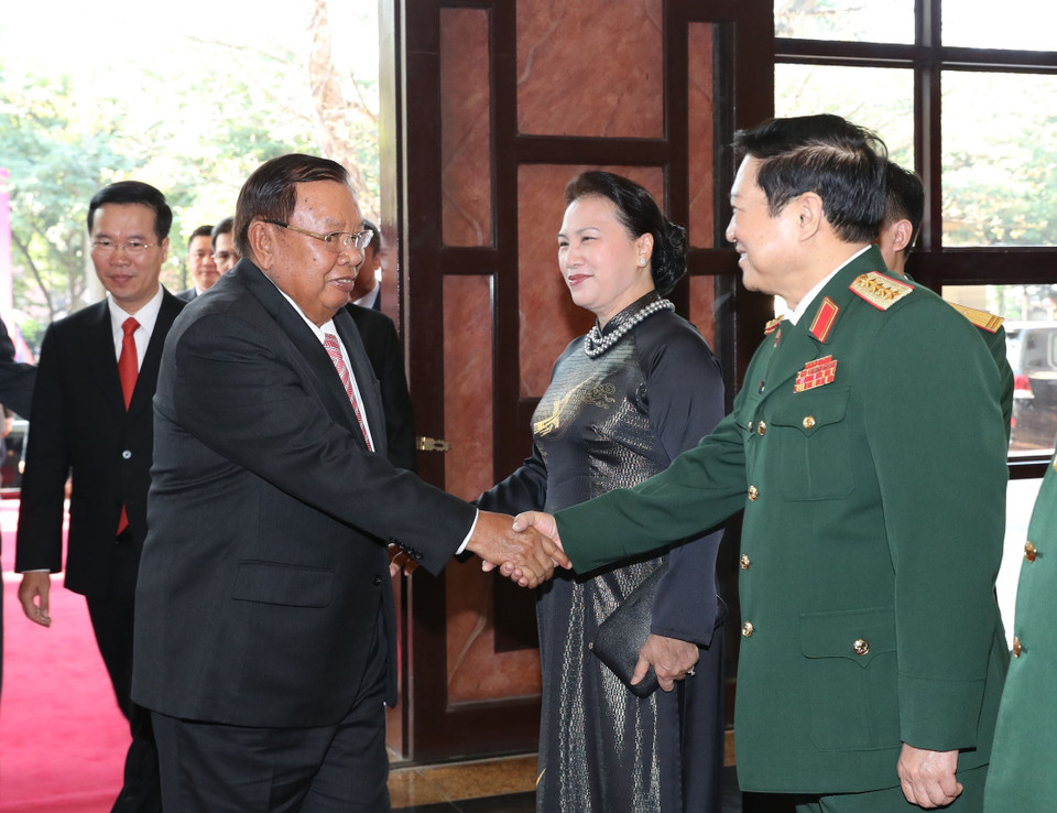 越南国防部长吴春历大将与老挝人民革命党共产党中央总书记、国家主席本扬•沃拉吉握手。越通社记者仲德 摄