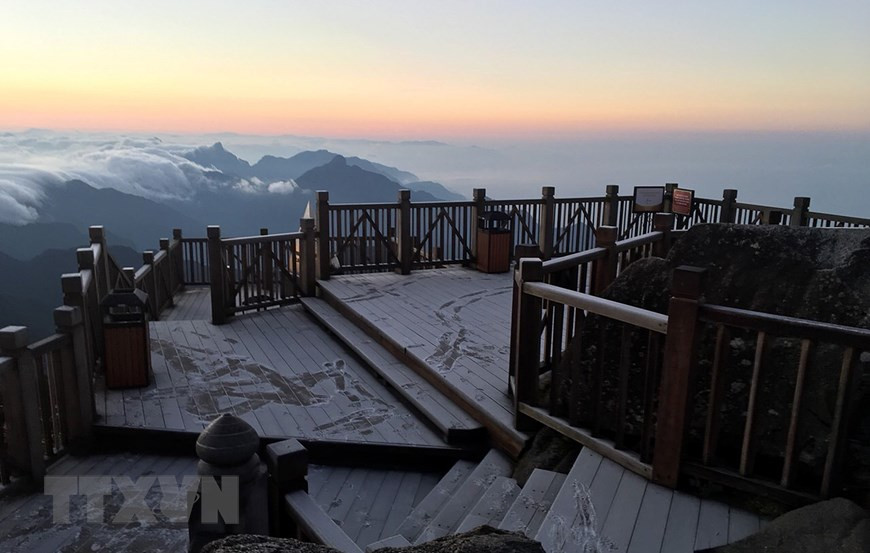 白雾覆盖了番西邦峰。图自越通社记者国庆 摄