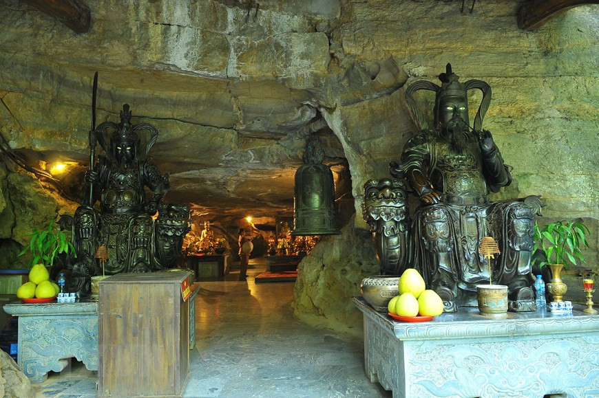 游客可以参观玉井、祭祀师祖洞、祭祀佛洞、祀母洞、祭祀阮明空圣和高山省祭祀殿堂。(越通社记者明德 摄)