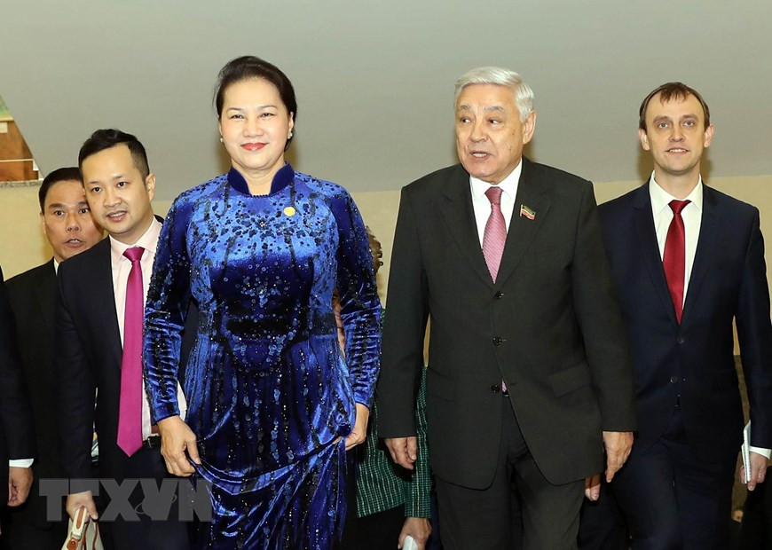 当地时间12月8日在俄罗斯鞑靼斯坦共和国喀山市，越南国会主席阮氏金银会见斯鞑靼斯坦共和国国务委员会主席法里德·凯鲁洛维奇。图自越通社