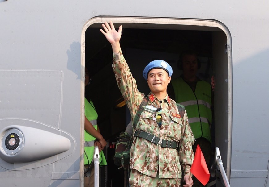 越南二号二级野战医院干部战士告别亲人、同志，赴南苏丹执行任务。图自越通社记者杨江 摄