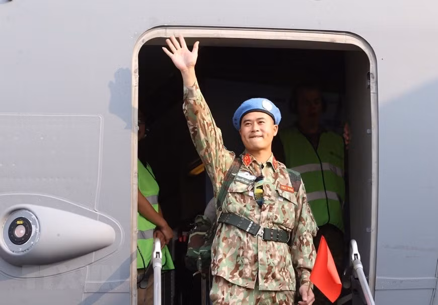 越南二号二级野战医院干部战士告别亲人、同志，赴南苏丹执行任务。图自越通社记者杨江 摄