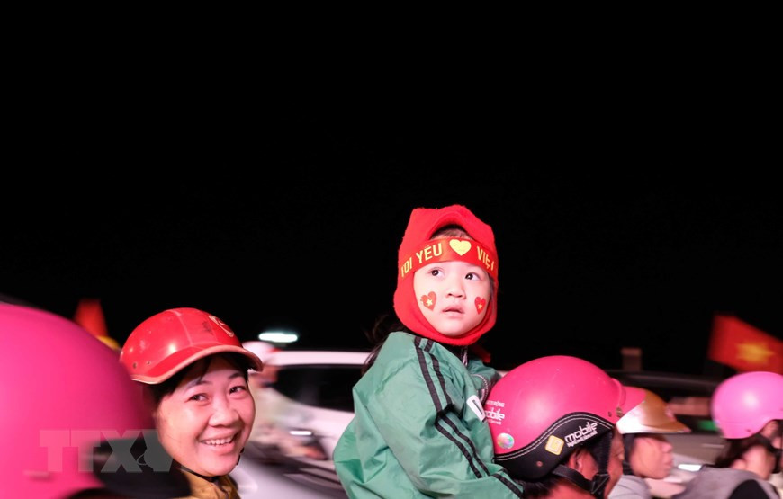 在芽庄市儿童眼里，越南球员们都是“英雄”。图自越通社