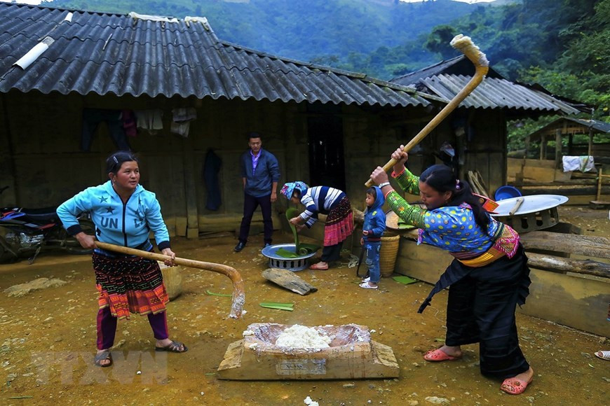 每逢闹比筹节来临之际，蒙族同胞都高高兴兴地一起捶打糍粑。图自越通社记者潘俊英 摄