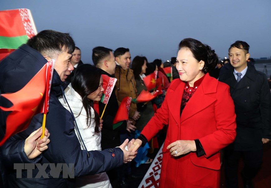 白俄罗斯领导人、越南驻白俄罗斯大使范海和大使馆工作人员等来机场迎接阮氏金银一行。图自越通社