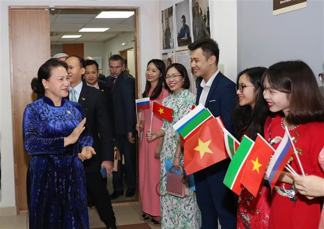 越南国会主席阮氏金银看望旅居俄罗斯鞑靼斯坦共和国越南人代表。图自越通社