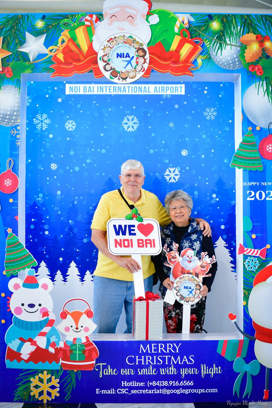 国际朋友欢欢喜喜照相留念。图自越通社