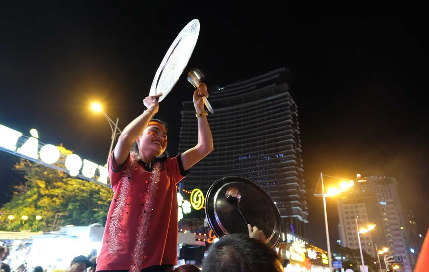 庆和省芽庄市人民与越南U22足球队同欢乐。图自越通社