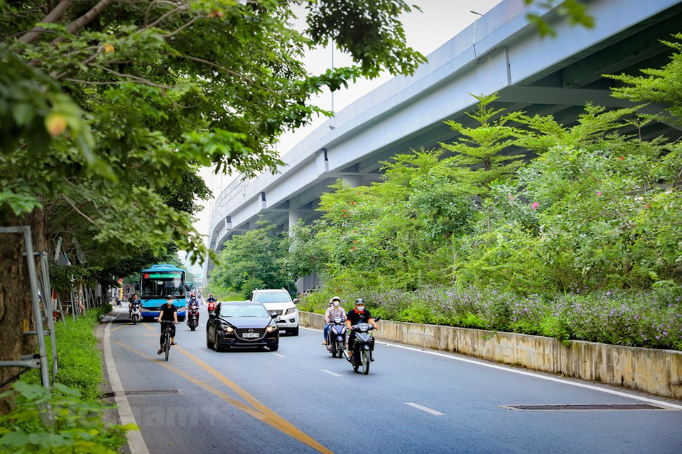 关于交通基础设施的管理和保护工作，市人民委员会指示市交通运输局和有关部门行业与市各郡人民委员会保持密切配合，对各郡县各条道路进行改造和美化工作。首都河内增加城市绿地，既有助于降尘、降噪，又能美化城市。得到扩大之后，范文童路被大树覆盖，让这里的环境更加优美。图自 Vietnam+