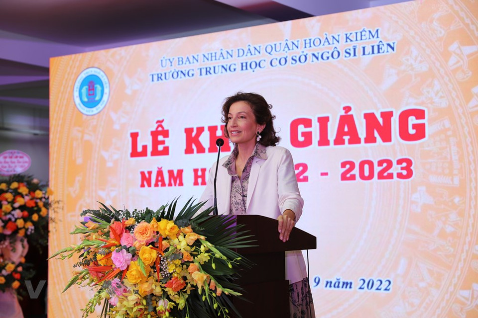 奥德蕾·阿祖莱在讲话中对学校在过去学年不断攻坚克难，渡过疫情难关给予高度评价。她表示，越南有23所教育机构参与联合国教科文组织教育网络，致力于走在教育发展道路上，承担着21世纪的教育任务。奥德蕾·阿祖莱称，在经济快速增长的背景下，越南在着力投资于教育的基础上创造出一个发展模式，同时为保护遗产作出具体的承诺。图自Vietnam+