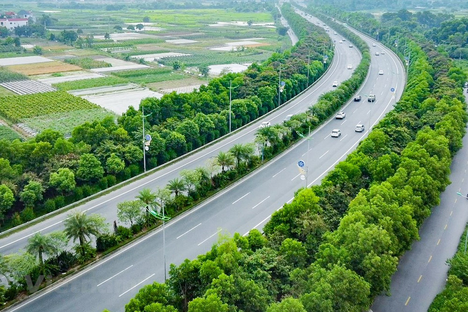 在力争实施2021-2025年阶段种植1000万棵树的目标， 河内市正在多条道路积极展开绿植活动，以有效解决环境污染问题、实现城市可持续发展。武元甲街——从河内内排国际机场到市中心的主干道种满了多层的树木。在当地人和外国人眼中营造出美丽宁静的首都印象。图自 Vietnam+