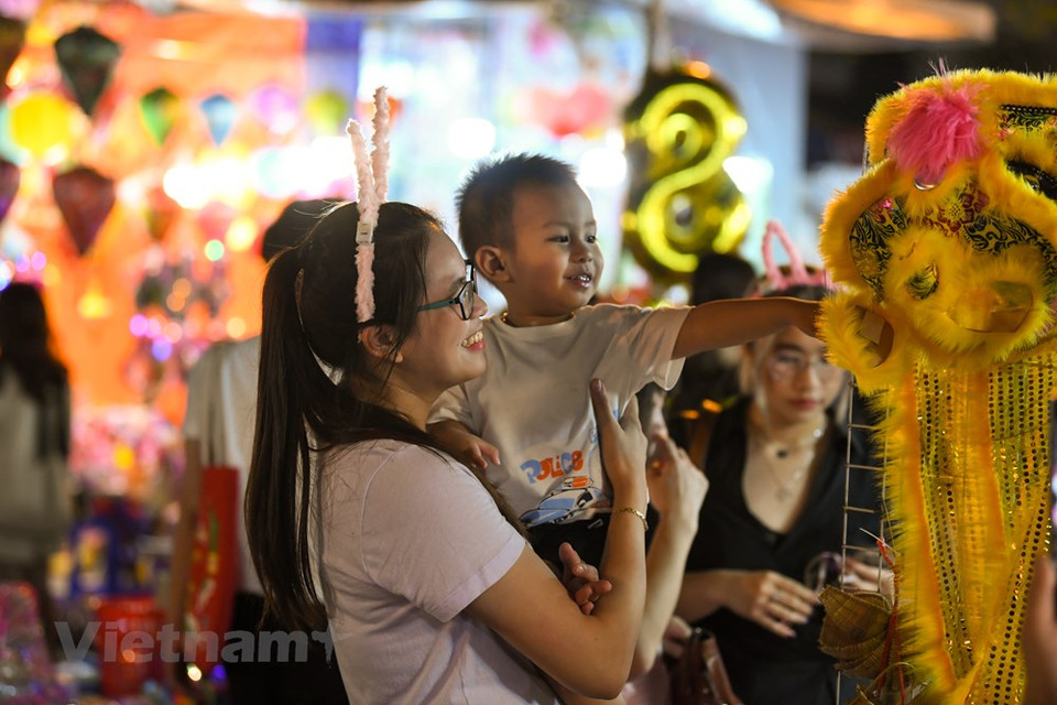 当地居民分享说，尽管这些日子，马行街人山人海，但人们仍要同亲人来到这里感受中秋气氛。一直以来，手制的五角星灯、走马灯已成为过中秋节必不可少的玩具，并在每一位越南人童年记忆中留下了美好的回忆。当生活条件不断提高，灯笼制作也日益讲究细致。图自Vietnam+