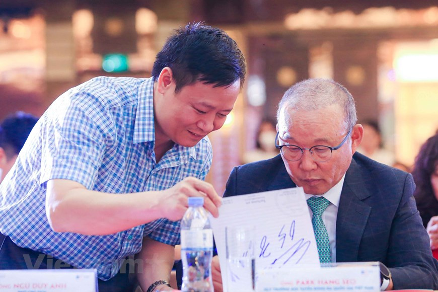 朴恒绪带领越南球队攻克一个又一个难关、占据一个又一个制高点、跨越一个又一个门槛，创造一个又一个奇迹，为越南足球谱写辉煌的篇章。虽然，越南球队与2020年亚足联U23锦标赛总决赛无缘，还是未能卫冕2020东盟足球锦标赛冠军，但这位韩国教练给越南足球带来的进步和发展是有目共睹的。图自Vietnam+