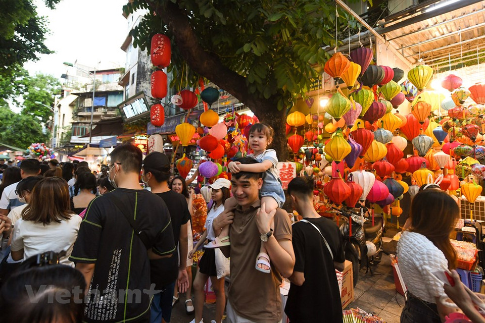 儿童们怀着充满兴奋的心态等待中秋节。一直以来，手制的五角星灯、走马灯已成为过中秋节必不可少的玩具，并在每一位越南人童年记忆中留下了美好的回忆。当生活条件不断提高，灯笼制作也日益讲究细致。走遍全国各地，到处都可以看到琳琅满目的灯笼，为即将到来的中秋佳节平添了一股文化韵味。图自Vietnam+
