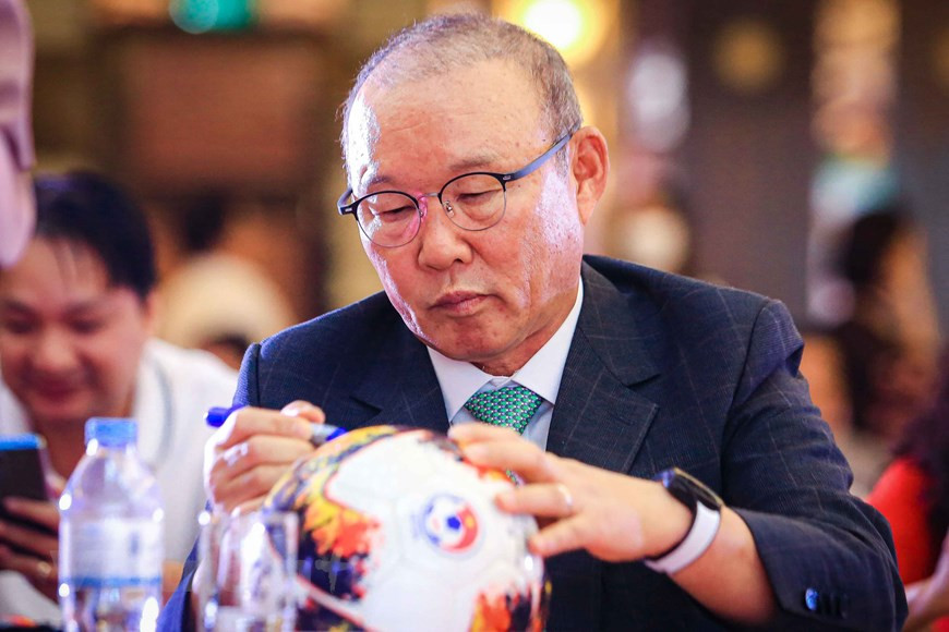 2019年，朴恒绪执教越南队打进亚洲杯八强，并率领越南国奥队赢得东南亚运动会金牌。2022年，他带领越南国奥卫冕东南亚运动会冠军。卡塔尔世界杯预选赛，越南队在朴恒绪的执教之下历史性进入12强赛，并在主场战胜中国队。在朴恒绪的带领下，越南足球一直保持着东南亚领先的地位，也是国际足联100强中保持时间最长的东南亚国家。图自Vietnam+