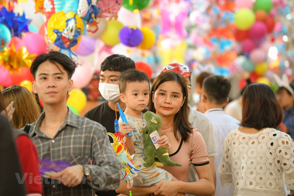 还剑郡的中秋果盘得到整齐地排放。中秋传统果盘不仅有香蕉、柚子、番荔枝等秋季水果，还有北部传统的糖浆皮月饼和冰皮月饼。在匆匆忙忙的现代生活中，现在的中秋节虽然更为丰盛，但却逐步失去了以往的传统特色。体验民间游戏不仅帮助小朋友培养创造能力和细心的习惯，也让他们更加爱护民族传统文化。图自Vietnam+