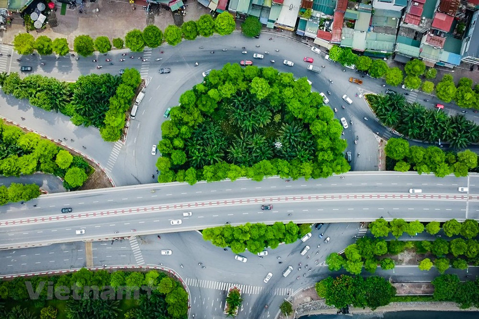 河内市大力推进城市绿化美化改造，为落实政府总理发起的2021-2025年种植10亿棵树计划做出努力。首都河内增加城市绿地，既有助于降尘、降噪，又能美化城市。在各组织和人民的支持下，河内市继续同步有效地实施各项措施，力争将河内建设成为绿色目的地和世界地图上的“绿色坐标”之地。图自 Vietnam+