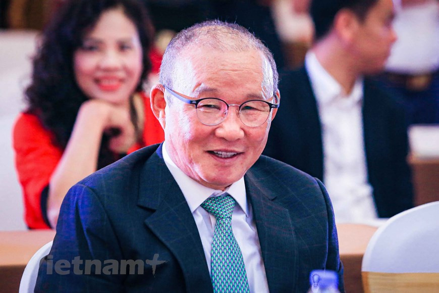 在朴恒绪教练的带领下，越南足球在本地区和亚洲都取得了许多成功。自2017年10月执掌越南国家队以来，朴恒绪率队创造了越南足球史多项纪录——2018年带领越南U23在U23亚洲杯上历史性闯入决赛，夺得亚军。雅加达亚运会率领越南U23夺得第四名。2018年底，他更是带领越南队赢得东南亚足球锦标赛冠军。图自Vietnam+