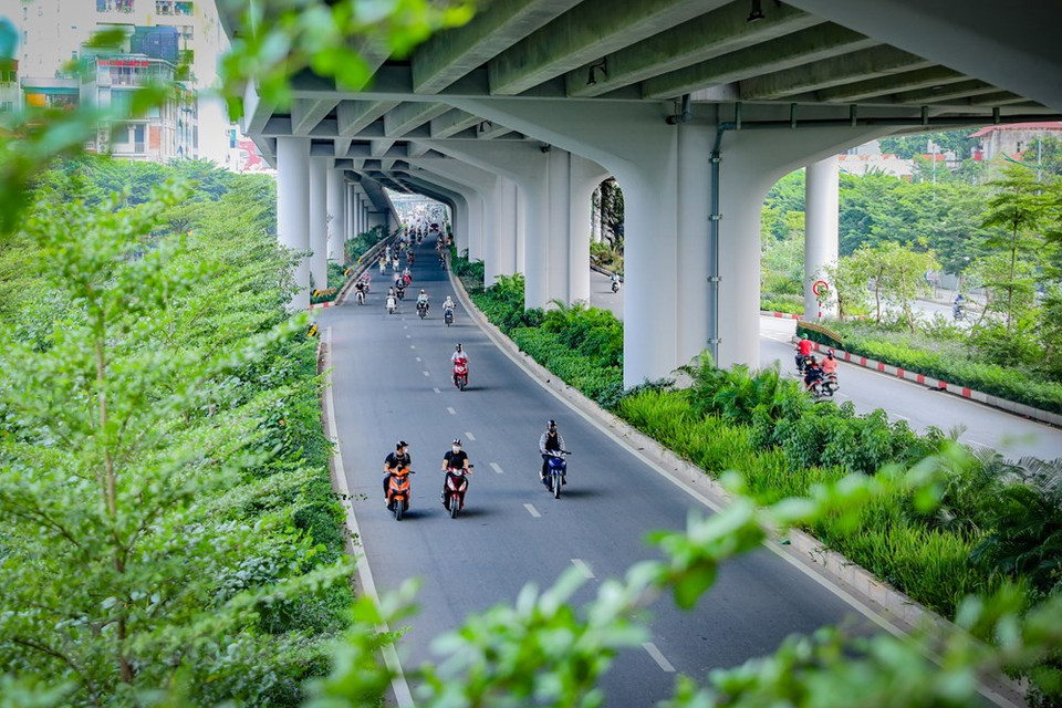 2022年首都河内力争种植20-25万棵绿树。首都河内各条道路种满绿树。穿插植物的布局给人的印象就是在这条大道中间是巨大的混凝土块下的一条凉爽的绿色地带。首都河内增加城市绿地，既有助于降尘、降噪，又能美化城市，因此获得广大人民群众的大力支持。图自 Vietnam+