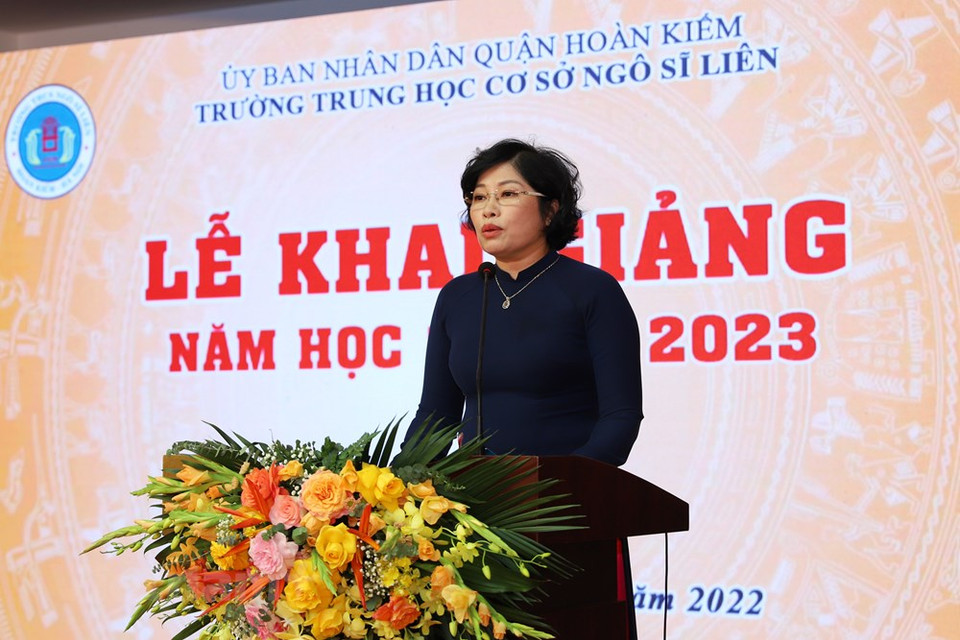 9月5日上午, 全国63个省市的2300万名学生参加2022-2023年开学典。2021-2022学年由于疫情形势复杂严峻，全国教育培训部门决心克服困难，保证完成有效防控疫情和新形势下做好教学工作的“双重目标”，既落实好疫情防控目标，又保证校园安全和提升教育质量。图中：吴士连学校校长范秋河在开学典礼上发表讲话。图自Vietnam+