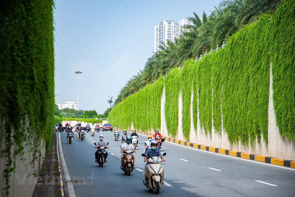 在各组织和人民的支持下，河内市继续同步有效地实施各项措施，力争将河内建设成为绿色目的地和世界地图上的“绿色坐标”之地。忠和地下通道绿植覆盖，营造出令人赞叹不已的美景。 树木已经带走了夏日的炎热，让行人可舒服度过炎热的夏天。图自 Vietnam+
