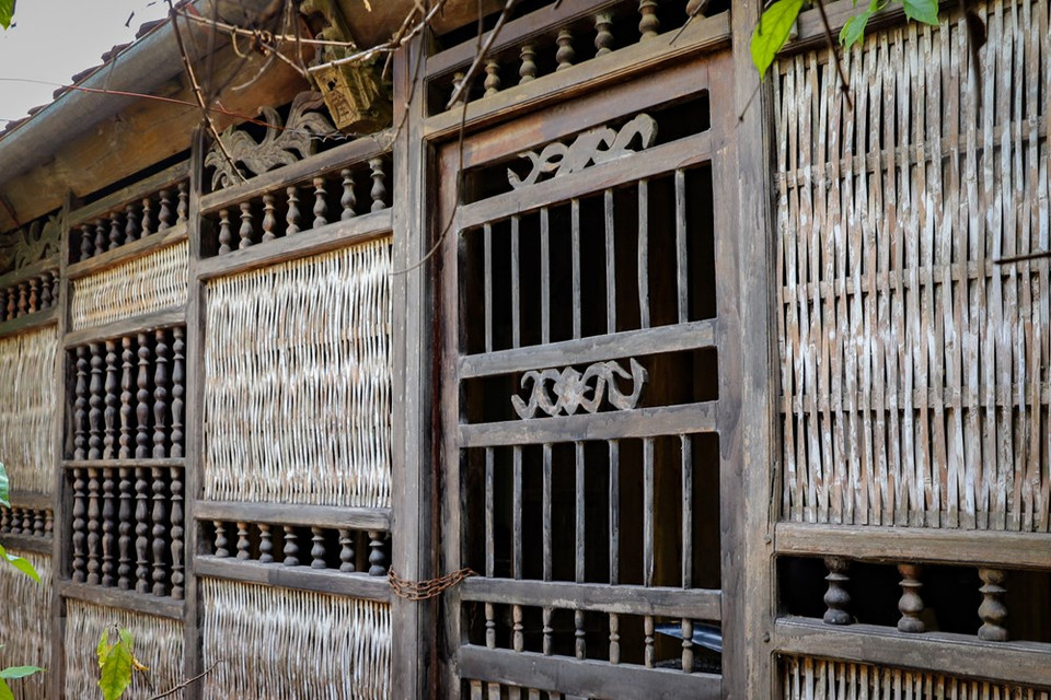 不难辨认出约礼村大部分老房子的特点，以及这里的老房子的特点，就是房子前面的长板系统。据村老人的讲述，过去，老人想在房子前面安装一个屏风系统，以避免人们直视并直奔房子的中心，因为房子中心通常放置祭坛。 另一个原因是因为在朝西的房子里都安排了一个遮阳系统来遮挡阳光。图自 Vietnam+