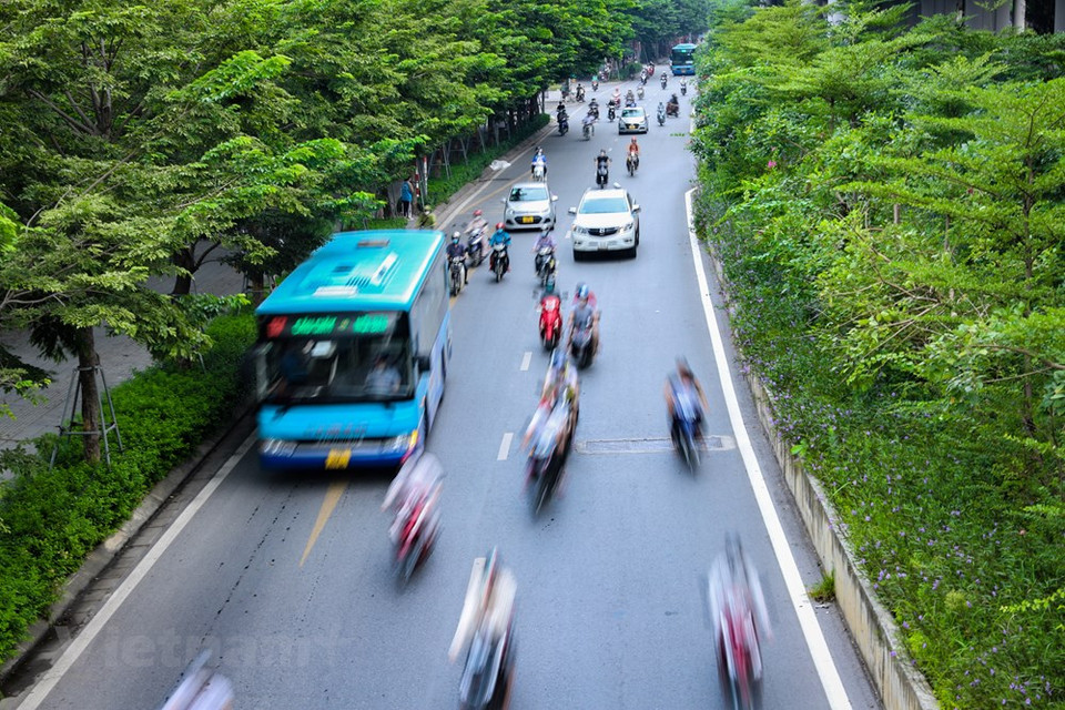 实现2021-2025 年阶段目标计划，河内市拨款总值为 1.856万亿越南盾，每年配置一次。随着城市化进程的推进，“绿色交通”路线的推广有助于改变河内市的城市面貌，提升河内市的绿色覆盖率。在各组织和人民的支持下，河内市继续同步有效地实施各项措施，力争将河内建设成为绿色目的地和世界地图上的“绿色坐标”之地。图自 Vietnam+