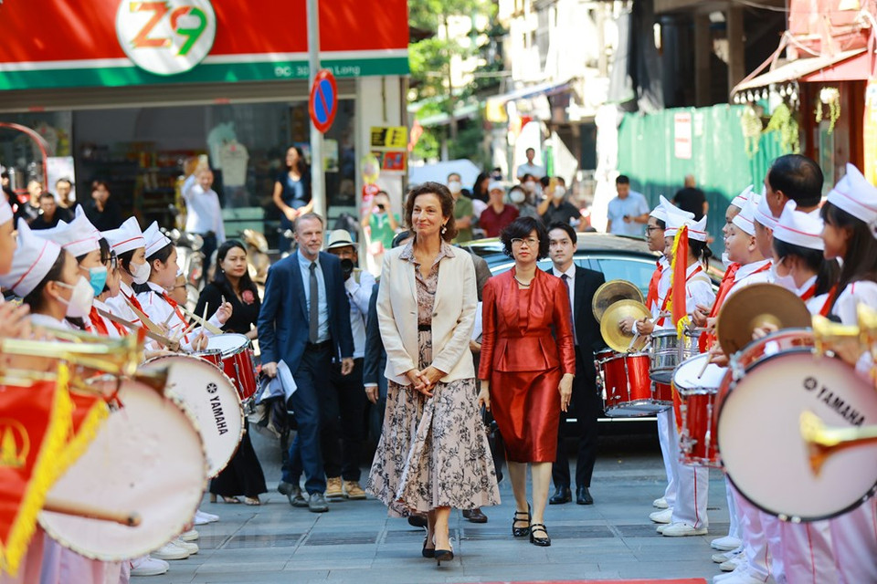 应越南外交部的邀请，联合国教科文组织总干事奥德蕾·阿祖莱（Audrey Azoulay）从9月5日至7日对越南进行正式访问。越南是与联合国教科文组织有效合作的典范。越南1976年加入联合国教科文组织。至今，双方建立了稳固关系。双方共同开发许多科研项目，最近两个数学和物理科研培训中心于2021年正式成立。双方均支持教育，尤其是女童教育的发展。图自Vietnam+